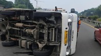 Truk Boks Terguling di Tol Jagorawi gegara Pecah Ban
