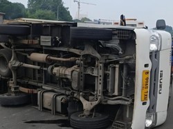 Truk Boks Terguling di Tol Jagorawi gegara Pecah Ban
