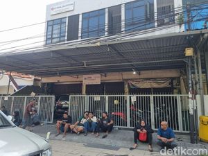 Video: Keluarga Kru Kapal Virgo Transport 8 Padati Posko SAR Surabaya