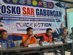 Cari 8 Orang Hilang di Anak Krakatau, Tim SAR Temukan Terpal hingga Galon