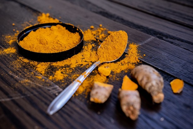Kunyit mengandung kurkumin yang memiliki sifat antiradang dan antioksidan. Kunyit bisa digunakan dalam minuman hangat atau ramuan rumahan untuk membantu meredakan batuk.
