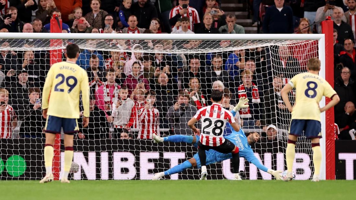 Momen David Raya menepis eksekusi penalti Enzo Le Fee. (Foto: Getty Images/Stu Forster)