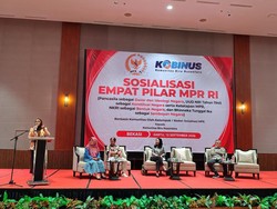 Iyeth Bustami Soroti Bahaya Medsos, Minta Guru Bentengi Generasi Muda