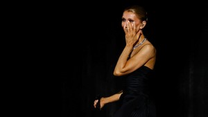Gaya Celine Dion Kembali ke Panggung Setelah 6 Tahun, Tak Kuasa Menahan Haru
