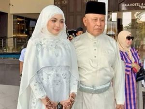 Foto Pernikahan Viral Legenda Sepakbola yang Nikahi Wanita 52 Tahun Lebih Muda