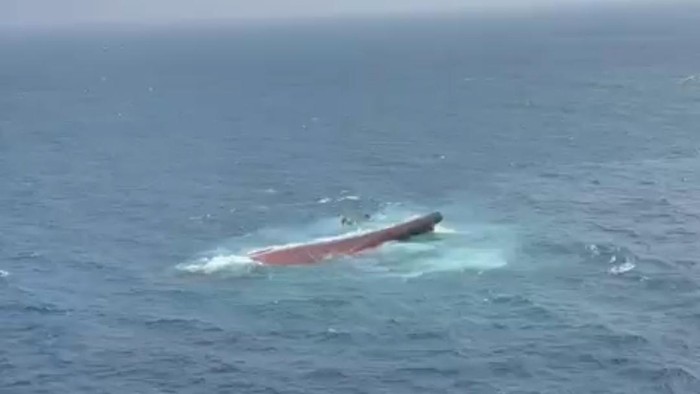 Cari Korban Kapal Virgo di Bawah Laut, KRI Canopus Dikerahkan Potret udara Kapal Virgo Transport 8 yang terbalik usai hilang kontak di Laut Jawa. (dok.Basarnas)