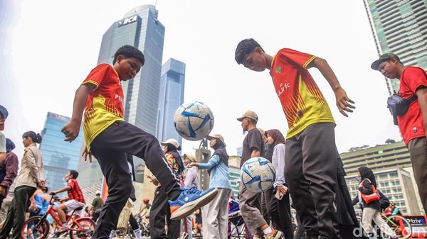 Semangat Sepak Bola ASEAN Menggema di CFD Bundaran HI