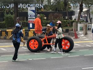 Sepeda Raksasa Oranye Jadi Sasaran Foto-foto Warga di CFD Rasuna Said