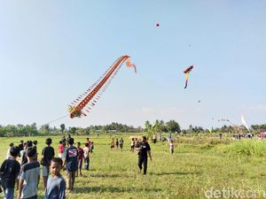 Meriahnya Langit Mungkid Magelang Berhias Layangan Naga 125 Meter