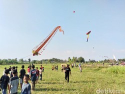 Meriahnya Langit Mungkid Magelang Berhias Layangan Naga 125 Meter
