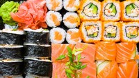 Suka Makan Sushi dan Seafood Mentah? Ini Manfaat dan Risikonya