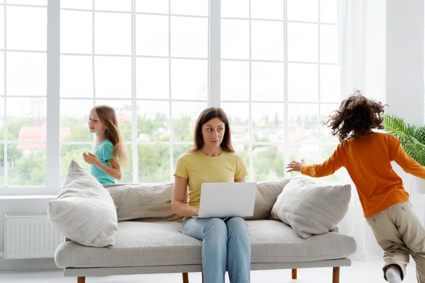Tanda secure attachment dapat terlihat ketika anak merasa aman menjelajah tanpa kehilangan koneksi dengan orang tua. Ia mampu bermain mandiri, tetapi tetap kembali saat membutuhkan rasa nyaman. Seiring usia bertambah, kontak mata dari kejauhan juga dapat menjadi bentuk koneksi.