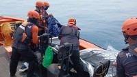 Petugas Temukan Terpal-Galon dalam Pencarian 5 Jurnalis Hilang di Selat Sunda