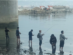 Warga Palu Nekat Turun Sungai-Mancing Meski Banyak Buaya di Dekatnya