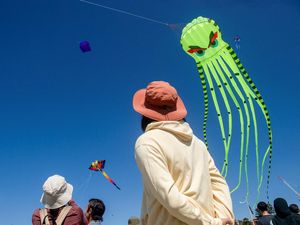 Warna-warni Layang-layang Hiasi Langit Bondi Beach di Festival of the Winds