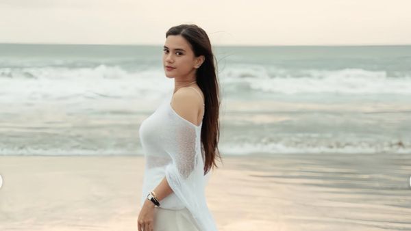 Gaya Audi Marissa Pemotretan di Pantai Bali Usai Gugat Cerai, Serba Putih