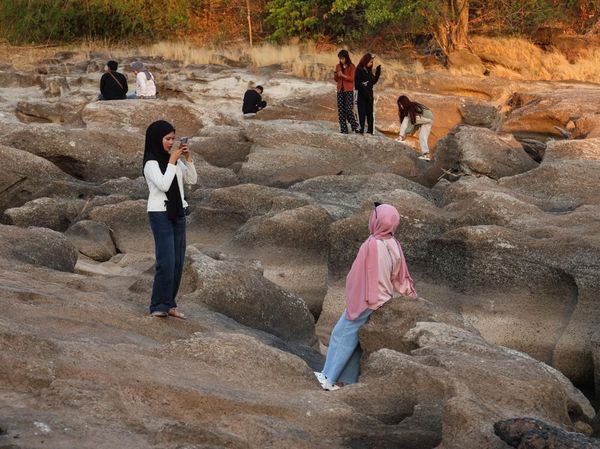 Bak Negeri Batu, Dasar Sungai Jeneberang Jadi Wisata Dadakan Saat Kemarau