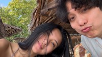 Momen Bulan Madu Dikta Wicaksono & Rachel Florencia, Tampil Mesra di Pantai
