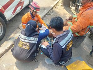 Dokkes Polres Malang Bantu Petugas Karhutla yang Kelelahan dan Terluka