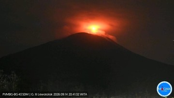 Gunung Ile Lewotolok Meletus Lagi Malam Ini
