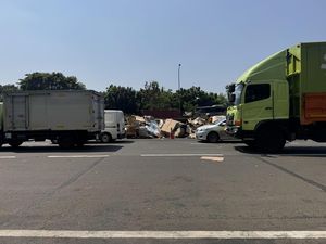 Warga Kaget Dengar Suara Keras Saat Truk Terguling Melintang di Tol JORR