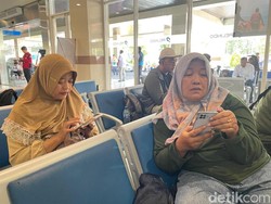 Penantian Adik Cari Kakak di Posko KM Virgo Transport 8 yang Terbalik
