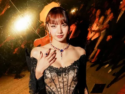 Potret Lisa BLACKPINK Dituduh Oplas, Tampil Elegan di Acara BVLGARI
