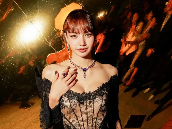 Potret Lisa BLACKPINK Dituduh Oplas, Tampil Elegan di Acara BVLGARI