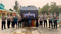 Bantu Warga yang Terdampak Kekeringan, Polres Rohul Salurkan Air Bersih