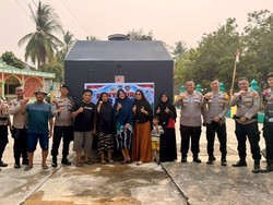 Bantu Warga yang Terdampak Kekeringan, Polres Rohul Salurkan Air Bersih