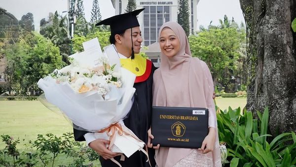 Poppy Bunga Bangga Dampingi Suami Wisuda S3