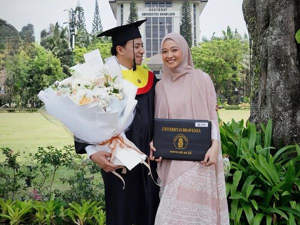 Poppy Bunga Bangga Dampingi Suami Wisuda S3