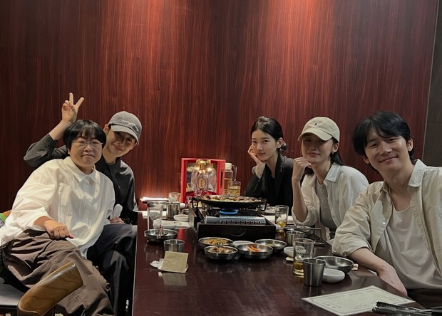 Suzy membagikan kebersamaannya bersama tim drama Anna yang sedang menikmati makan malam akrab pada (12/9).