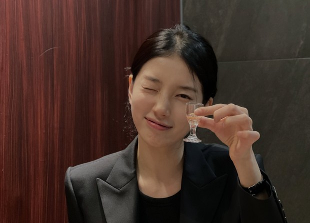 Suzy membagikan swafoto manis dirinya ketika menghadiri acara makan malam bersama tim drama 'Anna'.