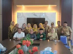 Puluhan Eks Kepsek di Dompu Protes Dimutasi Jadi Pegawai Biasa