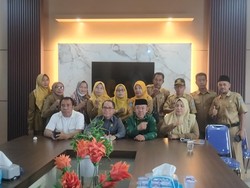 Puluhan Eks Kepsek di Dompu Protes Dimutasi Jadi Pegawai Biasa