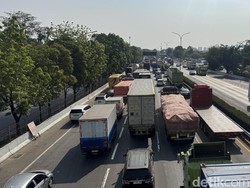 Sisa Muatan Truk Terguling Melintang di Tol JORR Dievakuasi, Lalin Padat