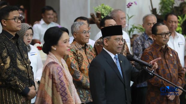 Suahasil Nazara memberikan keterangan pers kepada media di Gedung Djuanda Kementerian Keuangan, Jakarta, Senin, (14/9/2026). (CNBC Indonesia/Muhammad Sabki)