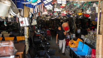 Berita dari Detik Finance: Surga Barang Bekas! Mall Rongsok Depok Penuh Benda Jadul