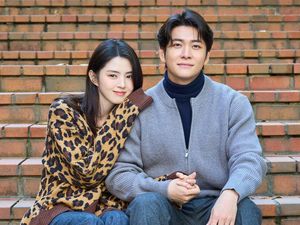 Potret Kang Tae Oh Jadi Suami Han So Hee di The Intern