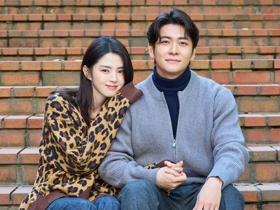 Potret Kang Tae Oh Jadi Suami Han So Hee di The Intern