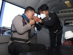 Petugas Karhutla Bromo Kepayahan-Luka Ringan, Tim Dokkes Turun Tangan