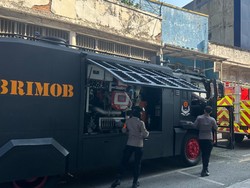 Brimob Polda Metro Ikut Padamkan Kebakaran Gudang Tekstil di Pasar Asemka