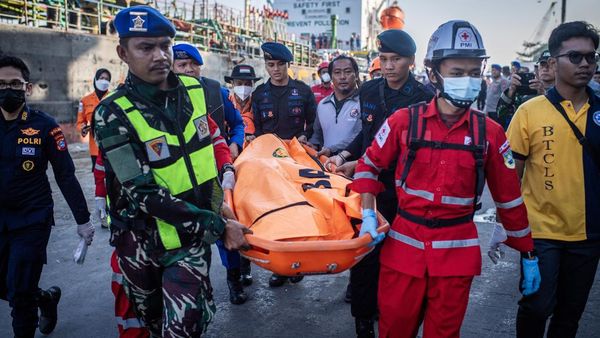 Tim SAR Evakuasi 15 Penumpang Selamat dan 1 Jenazah KMP Virgo Transport 8