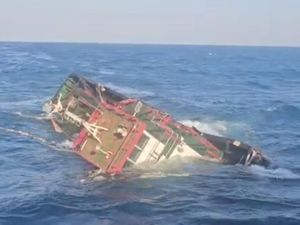 Tugboat Tenggelam di Bawean, Tongkang Tempat 8 ABK Berlindung Hanyut