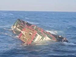 Tugboat Tenggelam di Bawean, Tongkang Tempat 8 ABK Berlindung Hanyut