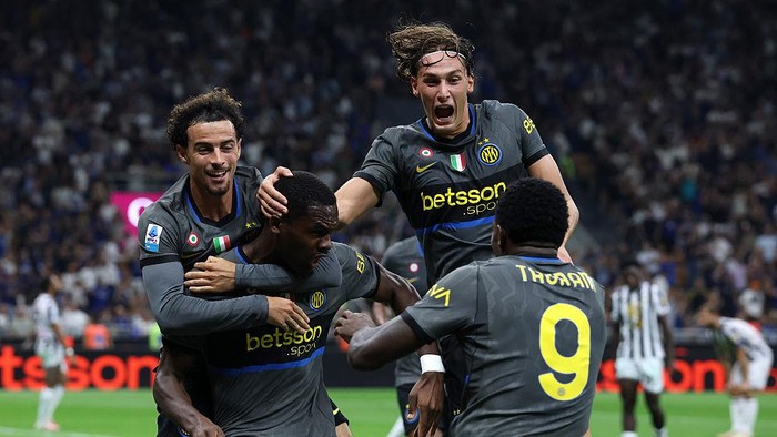 MILAN, ITALY - SEPTEMBER 14: Ange-Yoan Bonny of FC Internazionale Milano celebrates scoring his teams fifth goal with teammates Curtis Jones, Marcus Thuram and Francesco Pio Esposito during the Serie A match between FC Internazionale and Udinese Calc