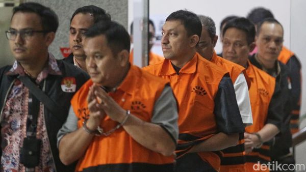 8 Tersangka OTT KPK Terkait Suap HGB Digiring ke Mobil Tahanan