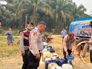 Kemarau Panjang, Polisi Salurkan 10 Ribu Liter Air Bersih ke Warga Muba