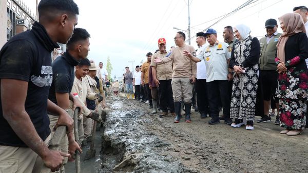 Berjibaku Pulihkan Aceh Tamiang, Praja IPDN Bersihkan Permukiman Warga
